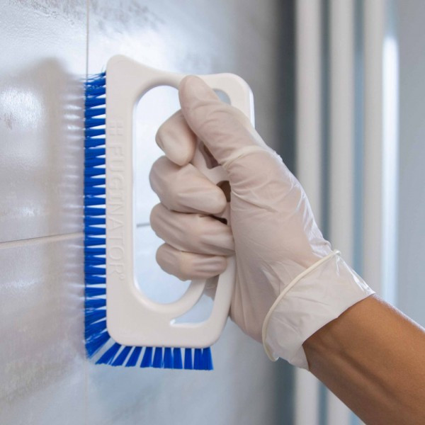 Une brosse de nettoyage pour piscine avec poignet